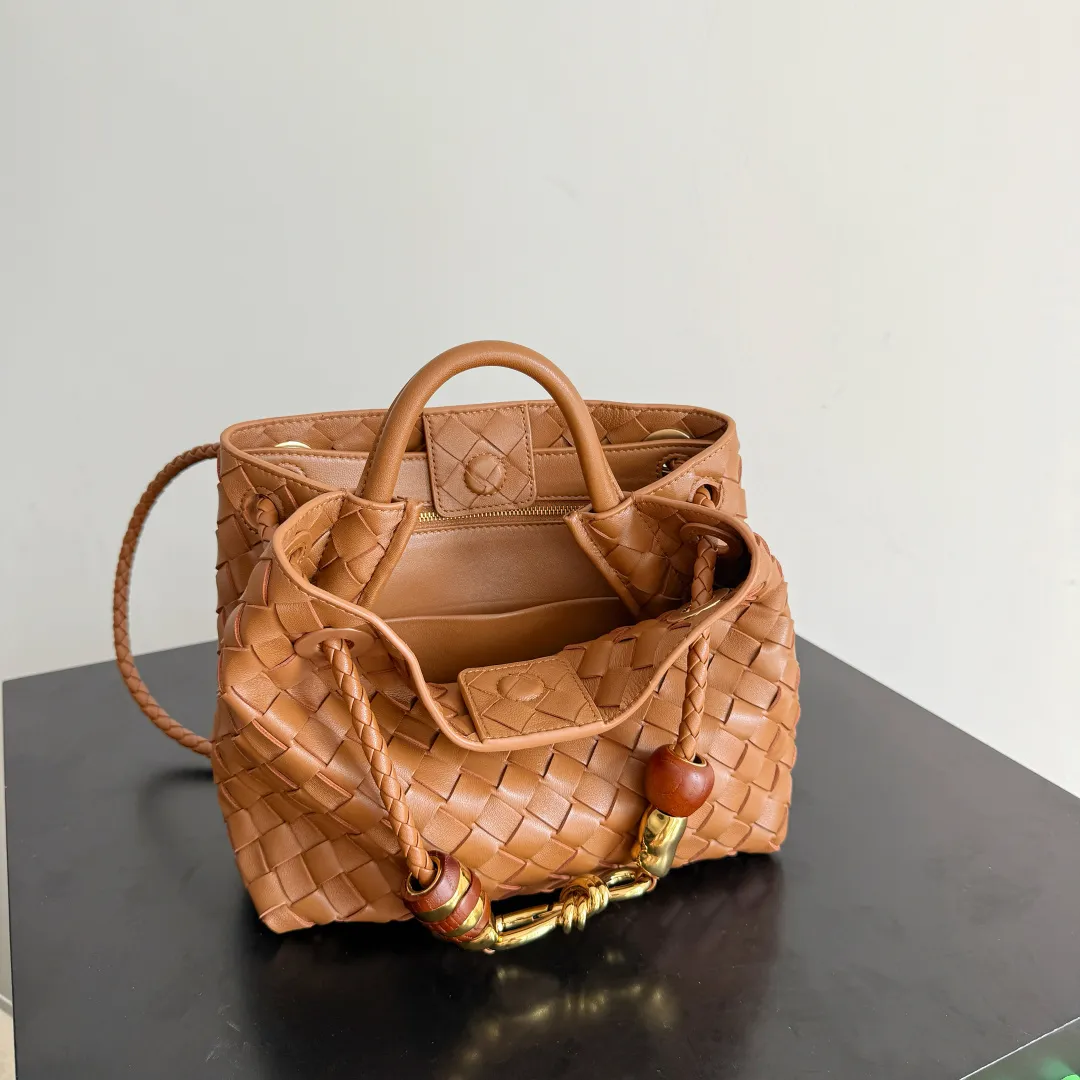 The new Andiamo batch of 3060 BV is shipped‼ ️The classic intercciato weaving process is used to create a soft bag, the metal knot is made of micro-cast aluminum using jewelry technology🪢, and the decorative beads are made of metal and hand-polished oak, allowing you to jump repeatedly between elegance and fun💃, making it unpredictable. Classic and versatile, it shows off your temperament, and the bag has a large capacity, making it very convenient for daily commuting! It has a variety of carrying methods, the shoulder straps can be adjusted by yourself, the original lambskin feels soft and delicate, and the unisex style breaks gender boundaries and brings a more practical and long-lasting use experience. The Andiamo, which has both elegant and casual styles, perfectly interprets the "fashionable old money style". Style number: 743568+wood hardware Color: chestnut brown Size: 25*22*10.5cm